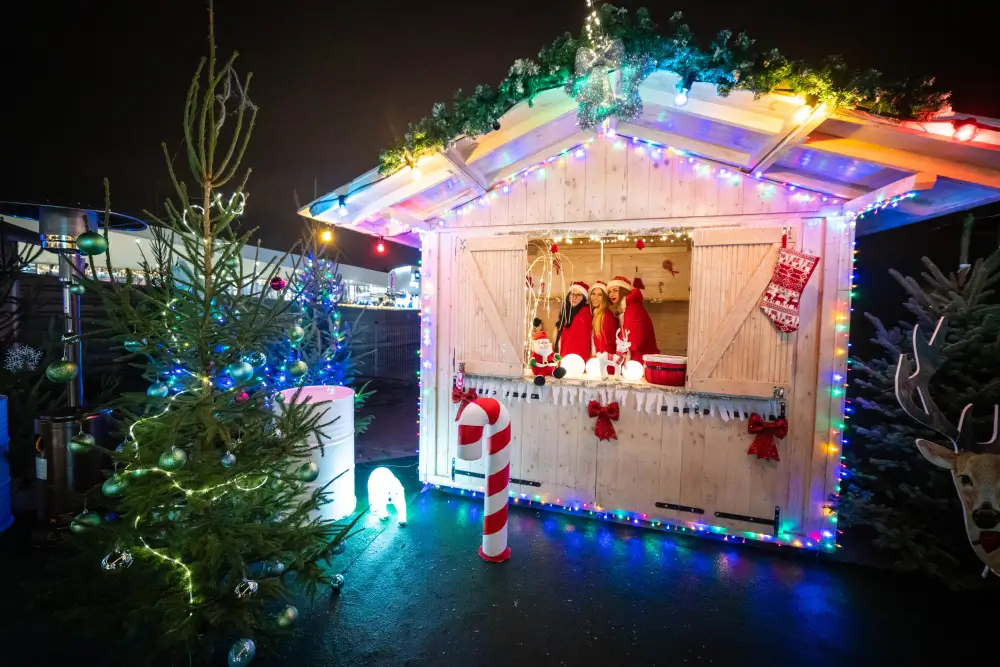 Adventska kućica u MiniPolisu ukrašena za božićne blagdane.